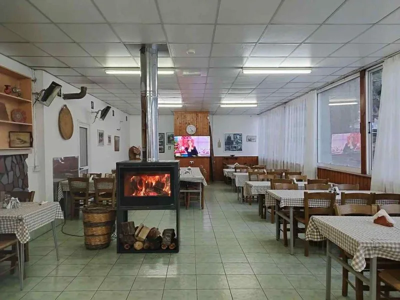 Πλατεία των Κέδρων - εσωτερικός χώρος