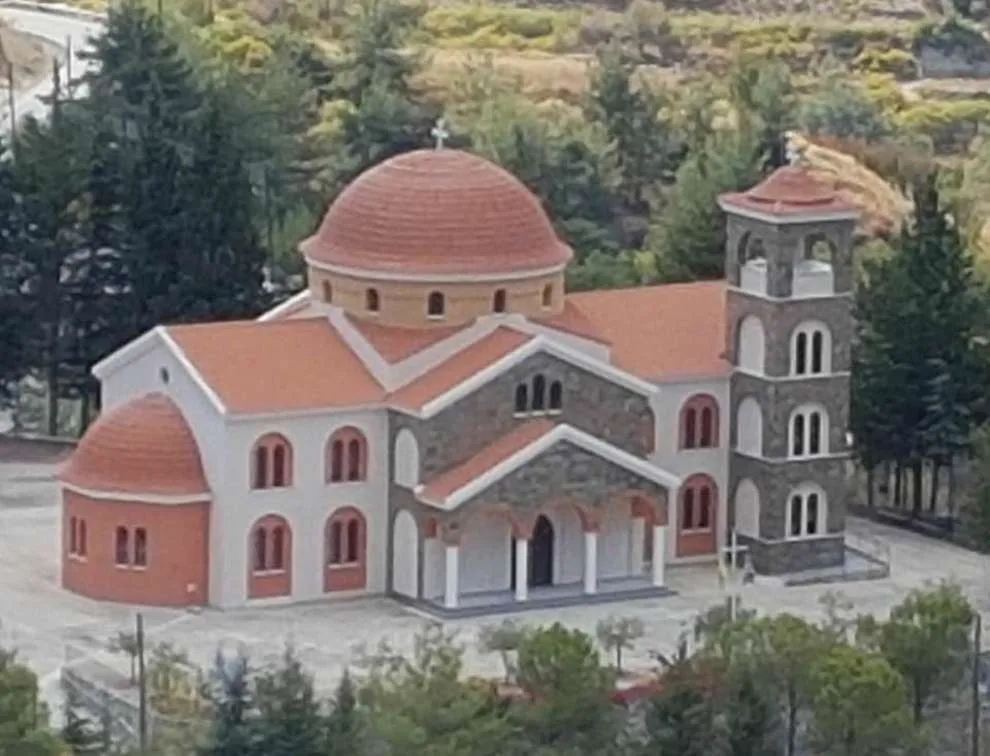 Ιερός Ναός Αρχαγγέλου Μιχαήλ, πλατεία χωριού, Χανδριά