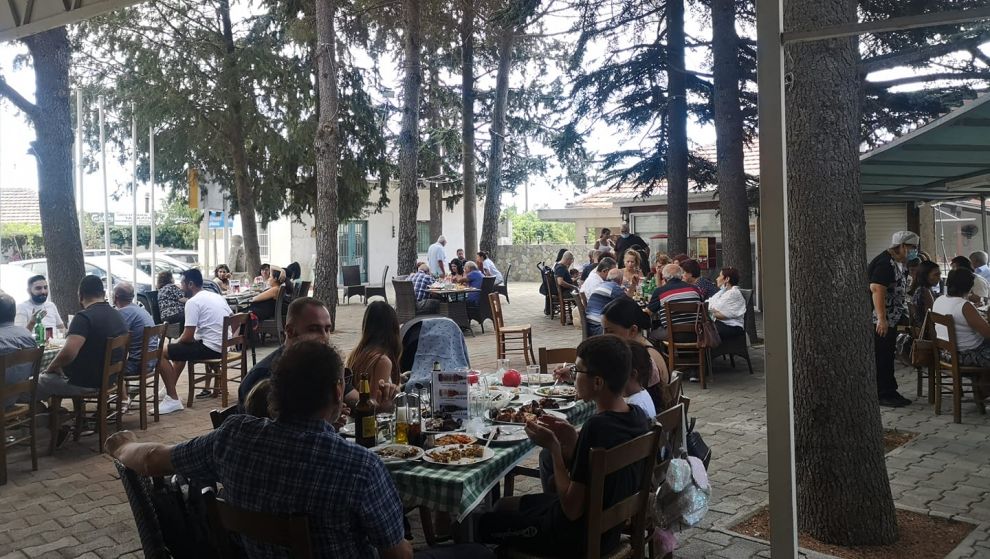 Η πλατεία με τους κέδρους και το εστιατόριο, Χανδριά