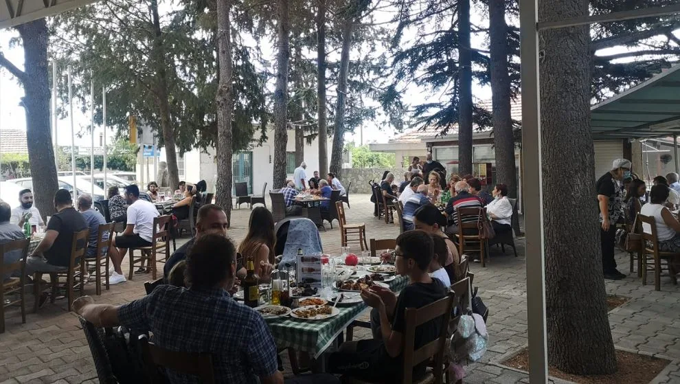 Η πλατεία με τους κέδρους και το εστιατόριο, Χανδριά