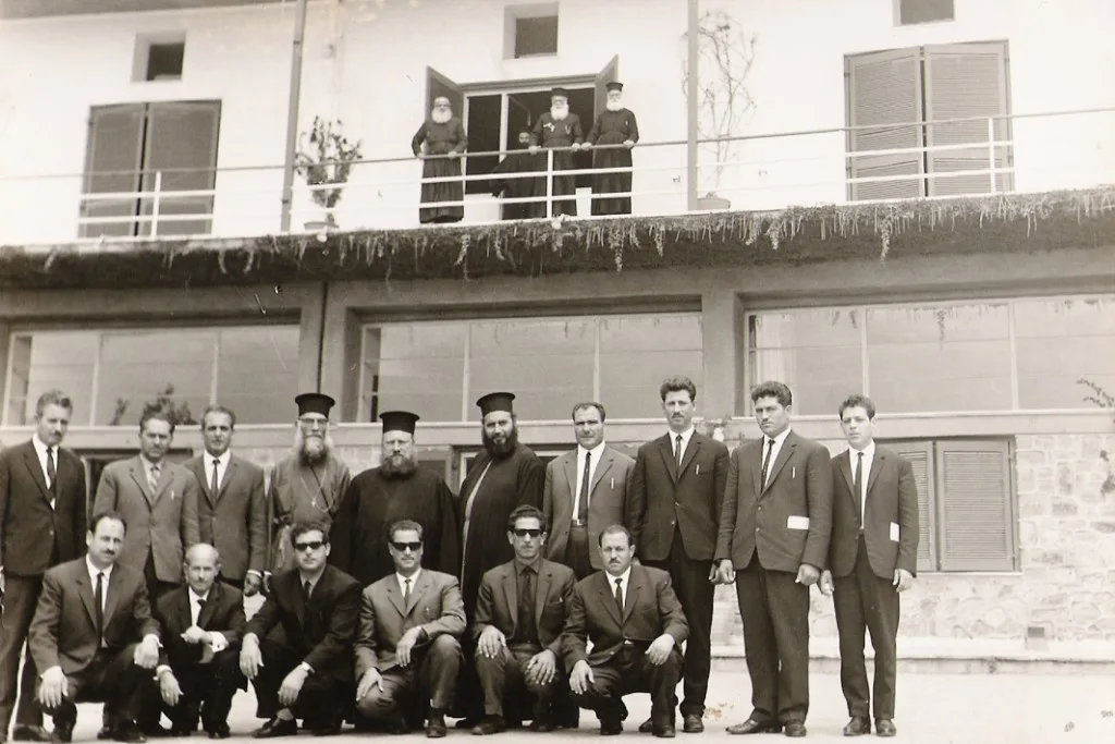 ΘΟΙ Χανδριών — ιστορική φωτογραφία μελών και κλήρου