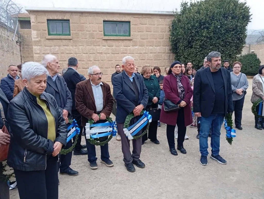 Τρισάγιο στο τάφο του ήρωα Στυλιανού Λένα, Φυλακισμένα Μνήματα