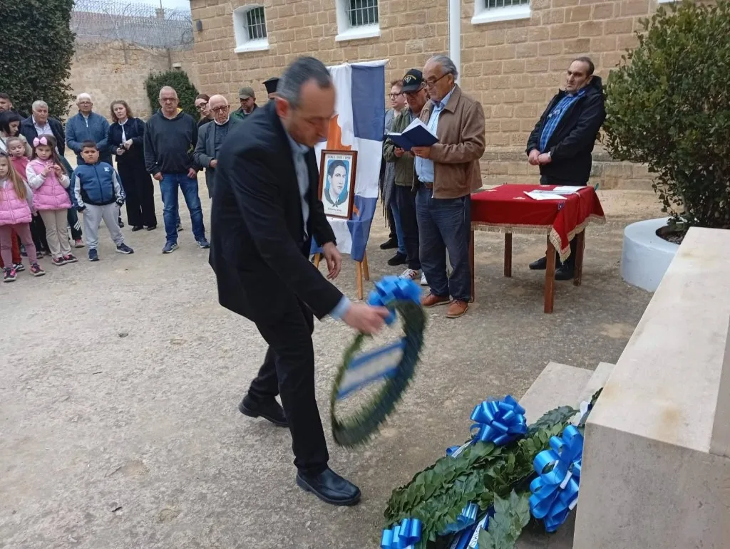 Τρισάγιο στο τάφο του ήρωα Στυλιανού Λένα, Φυλακισμένα Μνήματα