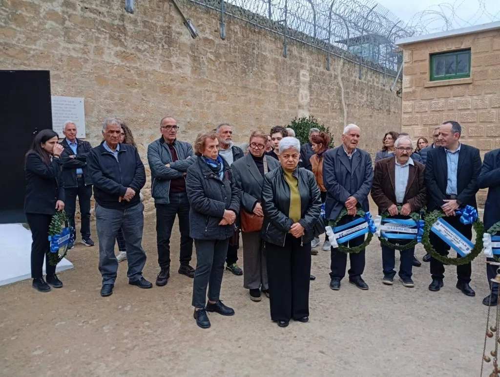 Τρισάγιο στο τάφο του ήρωα Στυλιανού Λένα, Φυλακισμένα Μνήματα