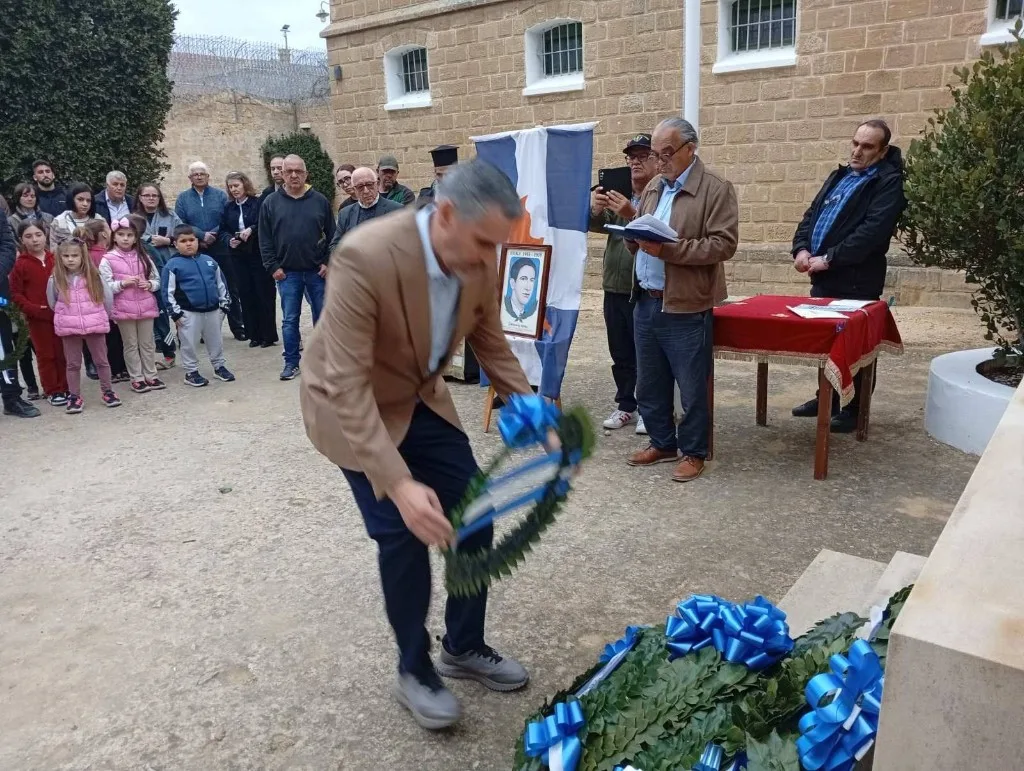 Τρισάγιο στο τάφο του ήρωα Στυλιανού Λένα, Φυλακισμένα Μνήματα