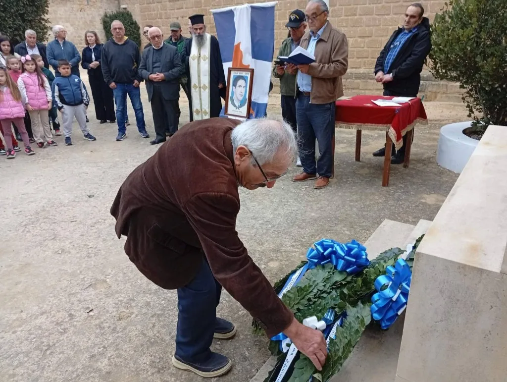 Τρισάγιο στο τάφο του ήρωα Στυλιανού Λένα, Φυλακισμένα Μνήματα