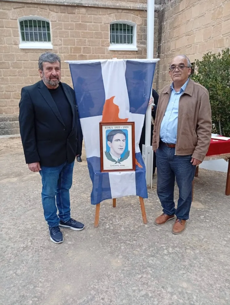 Τρισάγιο στο τάφο του ήρωα Στυλιανού Λένα, Φυλακισμένα Μνήματα