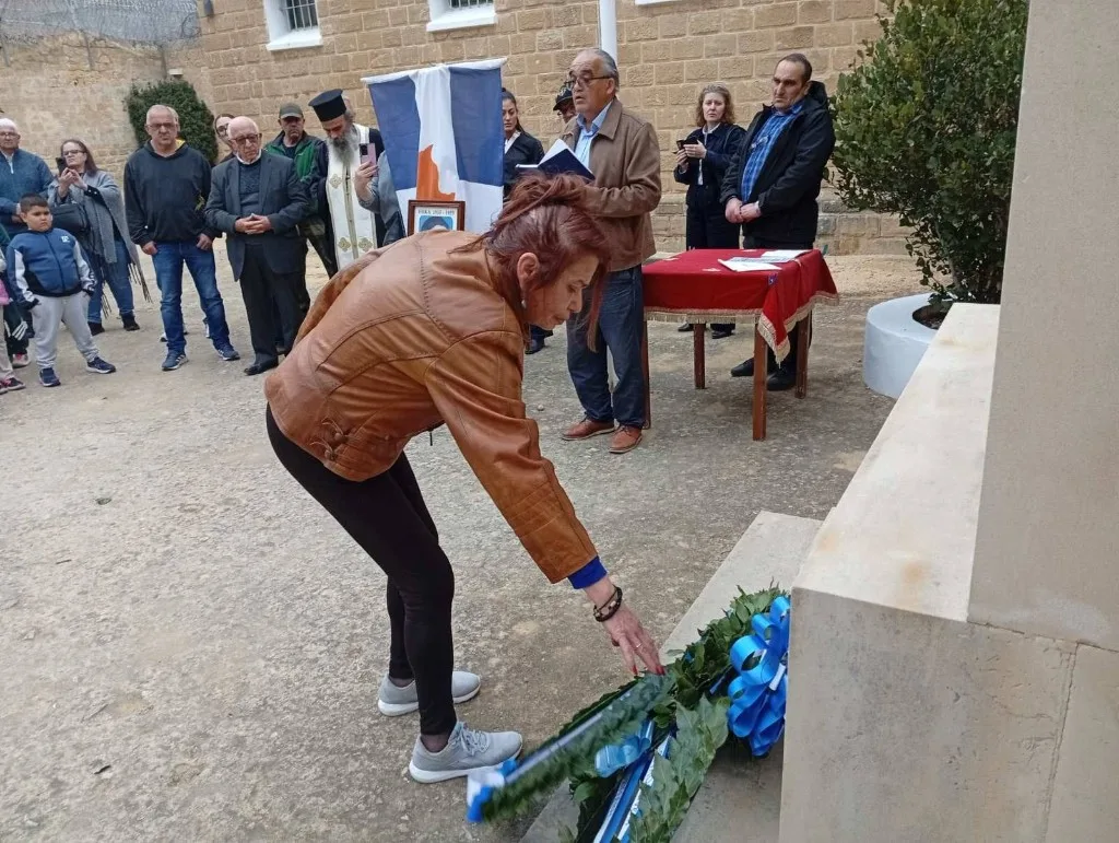 Τρισάγιο στο τάφο του ήρωα Στυλιανού Λένα, Φυλακισμένα Μνήματα