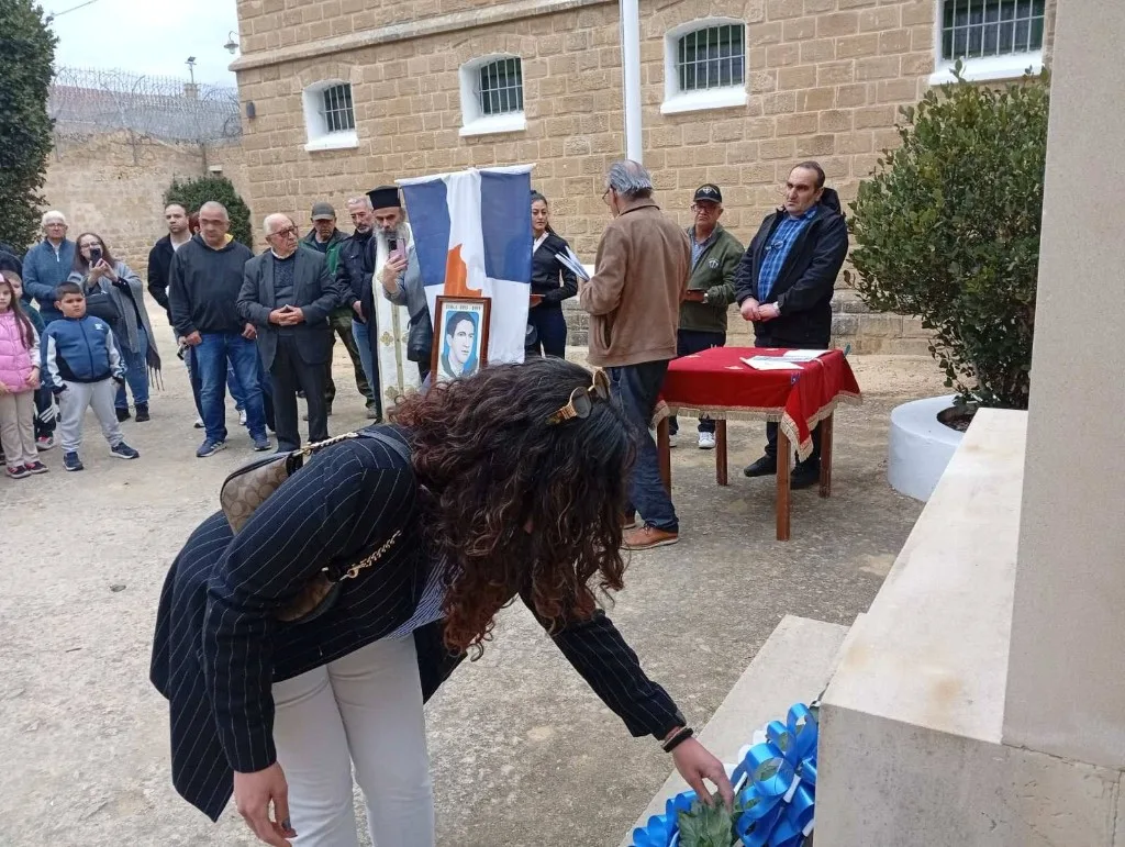 Τρισάγιο στο τάφο του ήρωα Στυλιανού Λένα, Φυλακισμένα Μνήματα