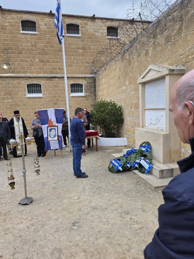 Τρισάγιο στο τάφο του ήρωα Στυλιανού Λένα, Φυλακισμένα Μνήματα