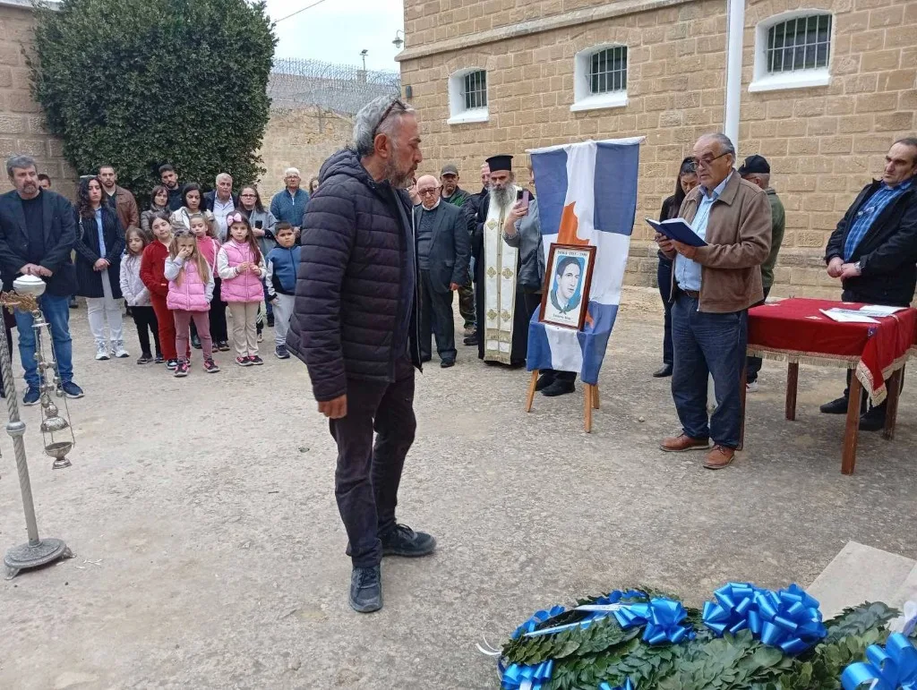 Τρισάγιο στο τάφο του ήρωα Στυλιανού Λένα, Φυλακισμένα Μνήματα