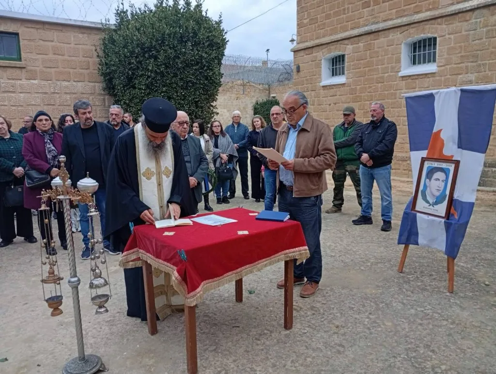 Τρισάγιο στο τάφο του ήρωα Στυλιανού Λένα, Φυλακισμένα Μνήματα