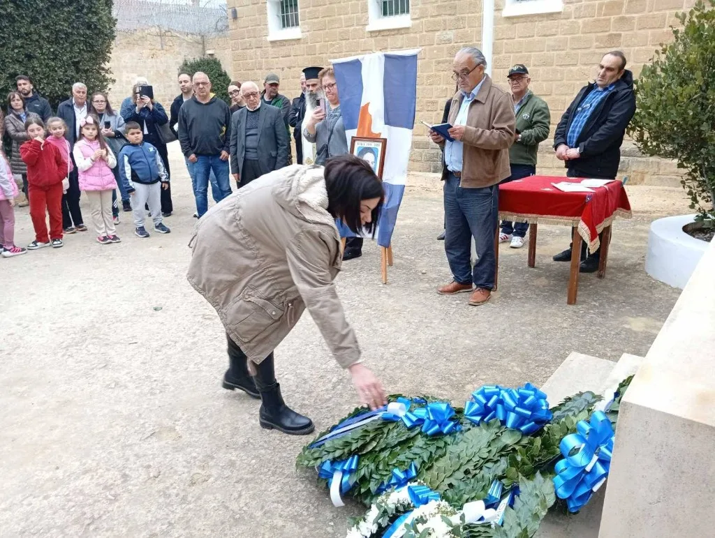 Τρισάγιο στο τάφο του ήρωα Στυλιανού Λένα, Φυλακισμένα Μνήματα