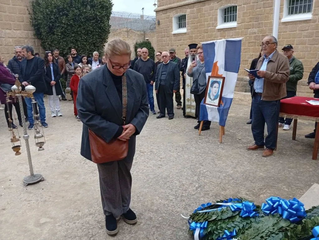 Τρισάγιο στο τάφο του ήρωα Στυλιανού Λένα, Φυλακισμένα Μνήματα