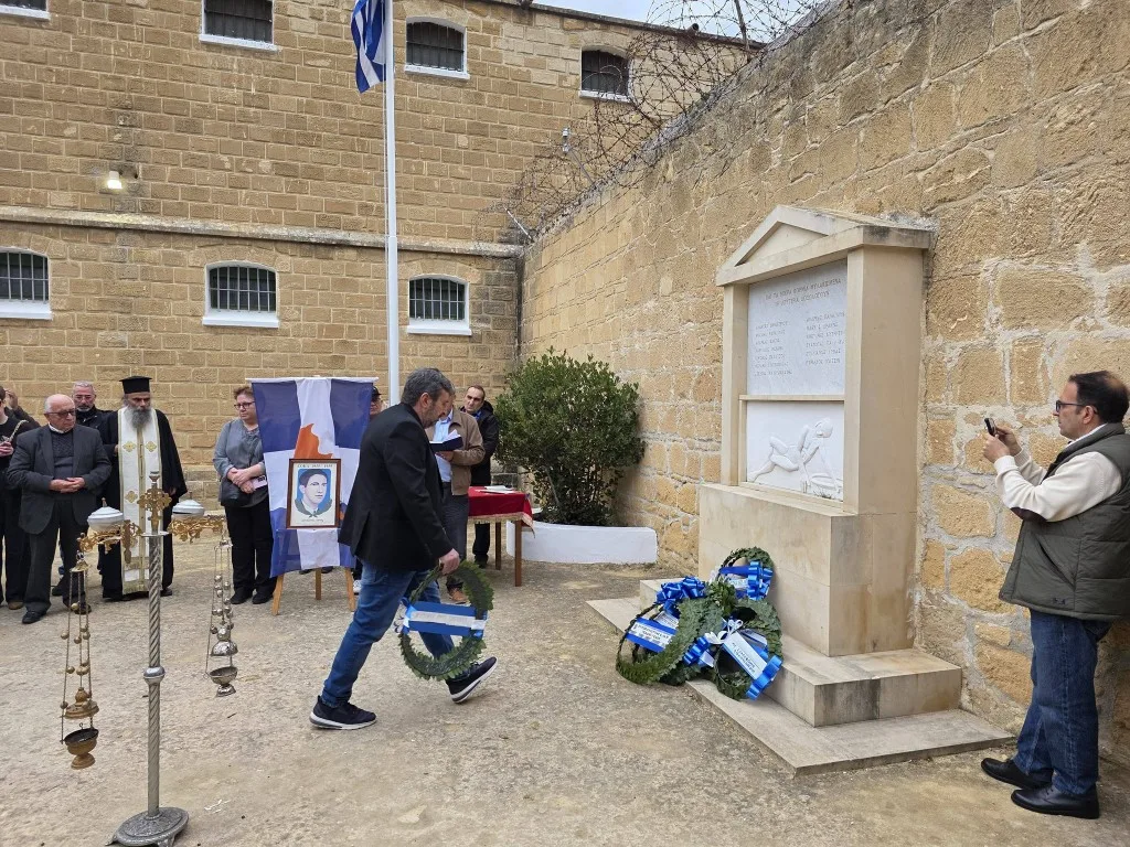 Τρισάγιο στο τάφο του ήρωα Στυλιανού Λένα, Φυλακισμένα Μνήματα