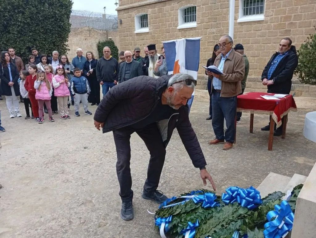 Τρισάγιο στο τάφο του ήρωα Στυλιανού Λένα, Φυλακισμένα Μνήματα