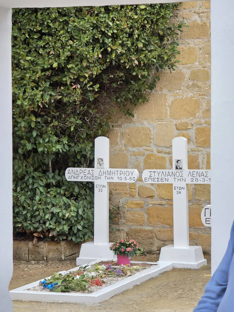 Τρισάγιο στο τάφο του ήρωα Στυλιανού Λένα, Φυλακισμένα Μνήματα