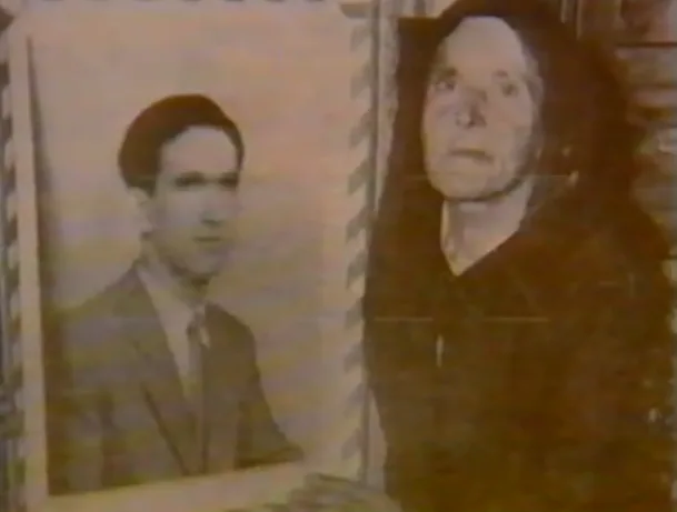 Γυναίκα με πορτραίτο - Στυλιανός Λένας